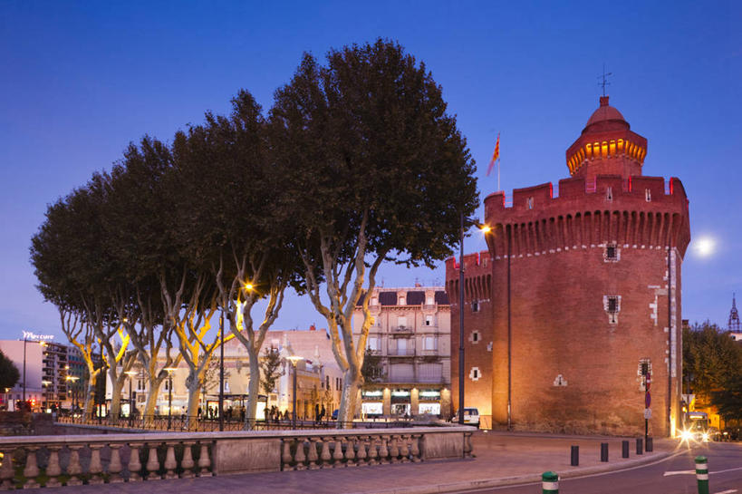 横图,室外,白天,旅游,城市,建筑,法国,欧洲,月亮,黄昏,摄影,西欧,法兰西,法兰西共和国,法兰西第五共和国,朗格多克.鲁西永,朗格多克.鲁西永大区,东比利牛斯省,佩皮尼昂,彩图