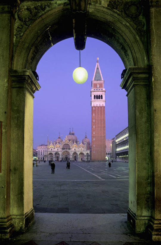 广场,竖图,室外,夜晚,旅游,城市,意大利,威尼斯,拱门,钟楼,塔,黄昏,摄影,地中海文化,南欧,意大利文化,威尼托大区,圣马可大教堂,圣人,彩图,旅行