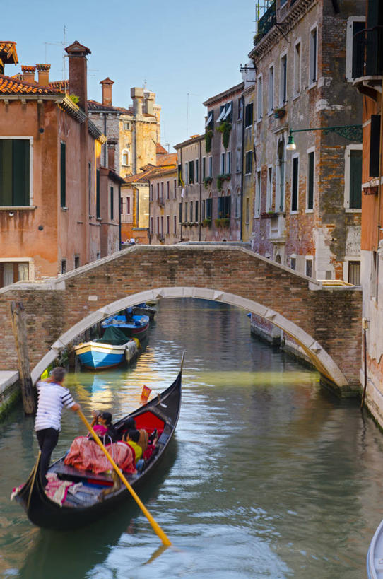 儿童,成年人,四个人,竖图,室外,白天,旅游,城市,船,意大利,欧洲,威尼斯,船夫,小的,桥,交通工具,摄影,运河,舟,西欧,地中海文化,南欧,载具,意大利文化,威尼托大区,男孩,男人,女人,彩图