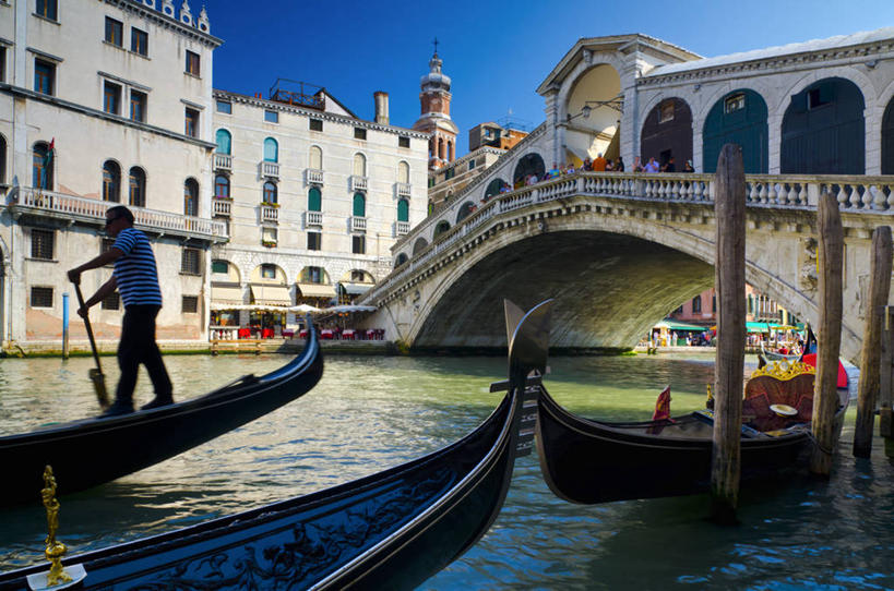 一个人,横图,室外,白天,旅游,城市,船,意大利,欧洲,威尼斯,船夫,桥,交通工具,摄影,运河,舟,西欧,地中海文化,南欧,载具,意大利文化,威尼托大区,雷雅托桥,彩图