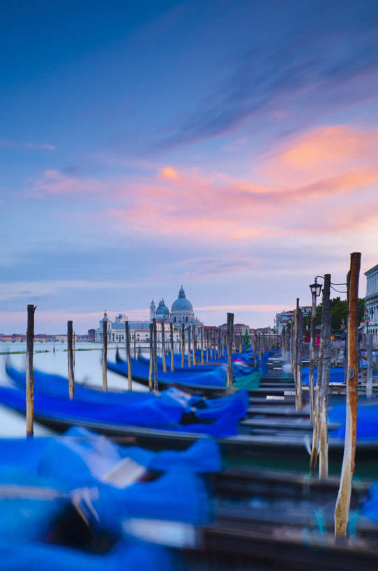 无人,教堂,码头,竖图,室外,夜晚,旅游,日落,城市,港口,船,意大利,欧洲,威尼斯,黄昏,交通工具,摄影,运河,舟,西欧,地中海文化,南欧,载具,意大利文化,威尼托大区,圣玛莉亚安泰教堂,彩图,旅行,摆渡口,埠头,渡口,渡头,港湾,海港,货运码头,口岸,商港