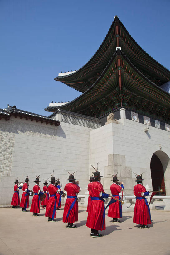 成年人,宫殿,竖图,室外,白天,旅游,城市,景福宫,首尔,韩国,亚洲,大门,首都,许多人,历史,地标建筑,一群人,摄影,典礼,东亚,仪仗队,朝鲜半岛,男人,彩图