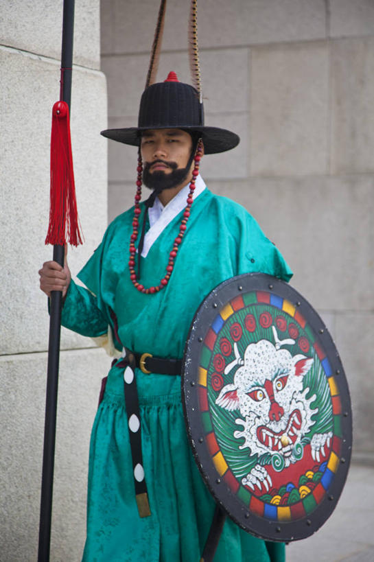 成年人,中年人,一个人,宫殿,竖图,室外,白天,正面,旅游,城市,景福宫,首尔,韩国,亚洲,仅一个男性,仅一个人,仅一个中年男性,大门,首都,历史,地标建筑,摄影,肖像,典礼,东亚,仪仗队,朝鲜半岛,男人,男性,中年男性,彩图