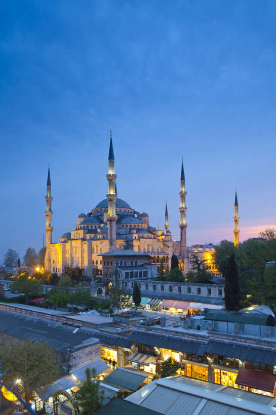 竖图,俯视,室外,夜晚,旅游,城市,欧洲,亚洲,黄昏,摄影,宗教建筑,清真寺,土耳其文化,素檀阿梅特区,伊斯坦布尔,蓝色清真寺,彩图,高角度拍摄