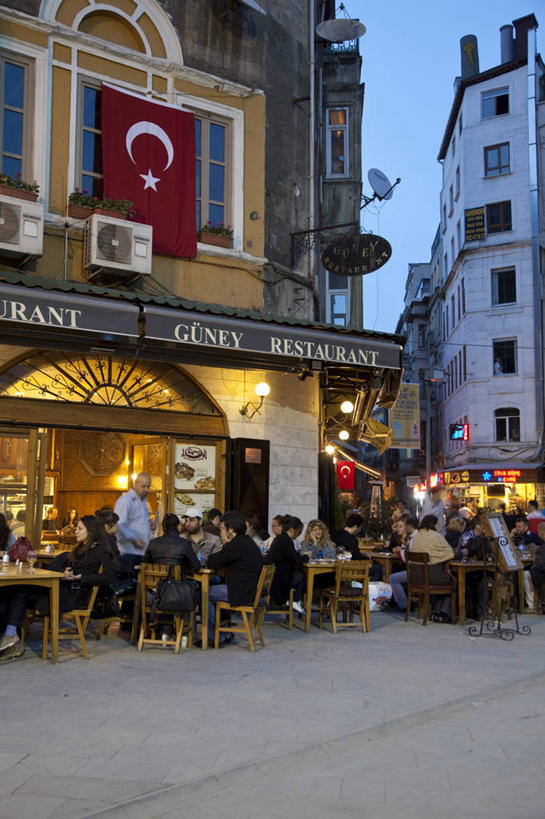 竖图,室外,夜晚,旅游,城市,欧洲,亚洲,许多人,黄昏,一群人,摄影,土耳其文化,伊斯坦布尔,彩图,餐馆,咖啡馆