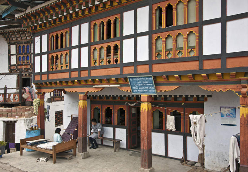 成年人,商店,横图,室外,白天,消费,建筑,不丹,装饰,纺织,零售,摄影,织女,男人,女人,彩图,传统服装,门廊,镜像文件