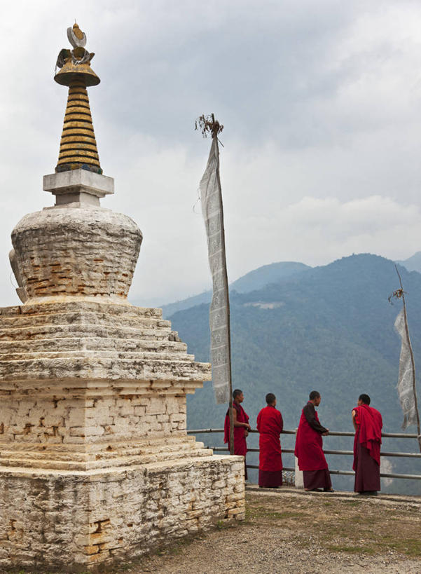 四个人,竖图,室外,白天,不丹,经幡,佛塔,摄影,宗教,佛教,僧侣,彩图
