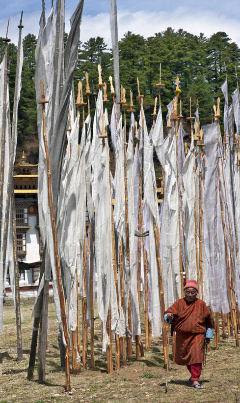 成年人,老年人,一个人,竖图,室外,白天,不丹,仅一个男性,仅一个人,经幡,仅一个老年男性,摄影,宗教,佛教,修道院,老年男性,男人,男性,步行,彩图