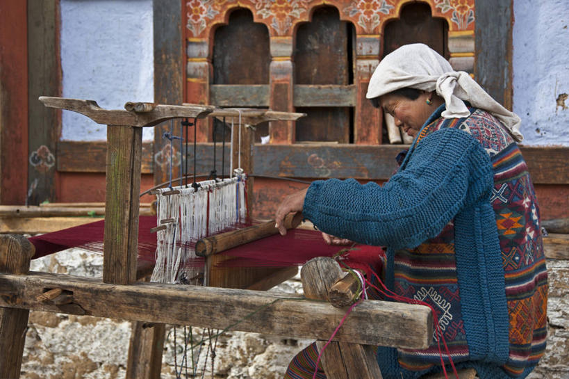 成年人,老年人,一个人,横图,室外,白天,侧面,不丹,仅一个女性,仅一个人,纺织,仅一个中年女性,摄影,手艺,织女,工匠,技能,织机,老年女性,女人,女性,中年女性,半身,彩图,传统文化