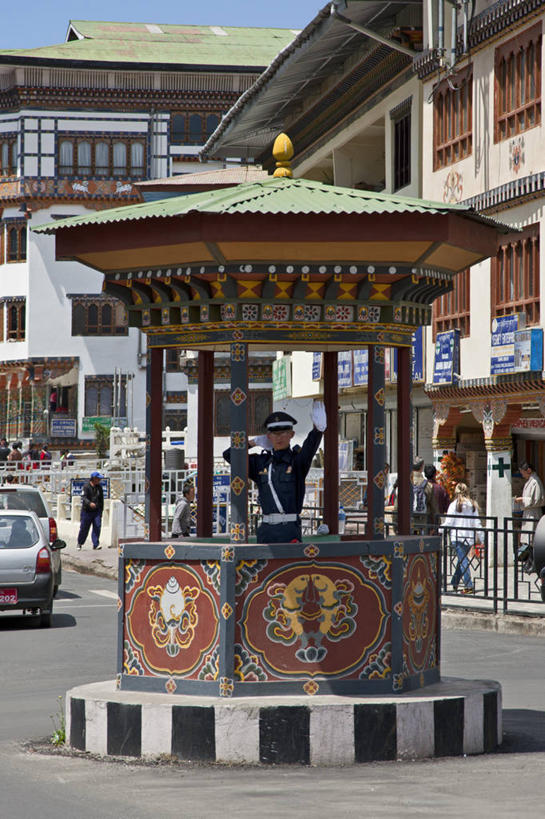 一个人,交警,竖图,室外,白天,城市,不丹,交通,首都,摄影,警官,廷布,交通管理员,交通警察,彩图