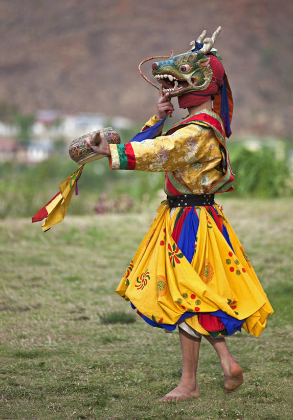 一个人,竖图,彩色,室外,白天,不丹,亚洲,表演,鼓,管乐器,表演者,平衡,摄影,五颜六色,色彩斑斓,五彩缤纷,喜马拉雅山脉,五彩斑斓,五光十色,印度次大陆,巴罗,舞者,彩图,舞蹈,传统文化