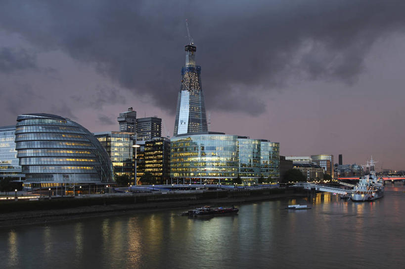 无人,工程师,建筑师,办公室,横图,室外,度假,美景,暴风雨,城市风光,城市,建筑,摩天大楼,船,英国,欧洲,钢铁,景观,乌云,云,首都,娱乐,英格兰,泰晤士河,黄昏,享受,休闲,景色,放松,摄影,军舰,市政厅,战舰,英国文化,军用战舰,战船,管理,建筑工程师,设计,彩图,画则师,图则师,则师,评估,人员,贝尔法斯特号,英国皇家贝尔法斯特号战舰,伦敦市政厅,霍朗明,诺曼.福斯特,诺曼.罗伯特.福斯特男爵阁下