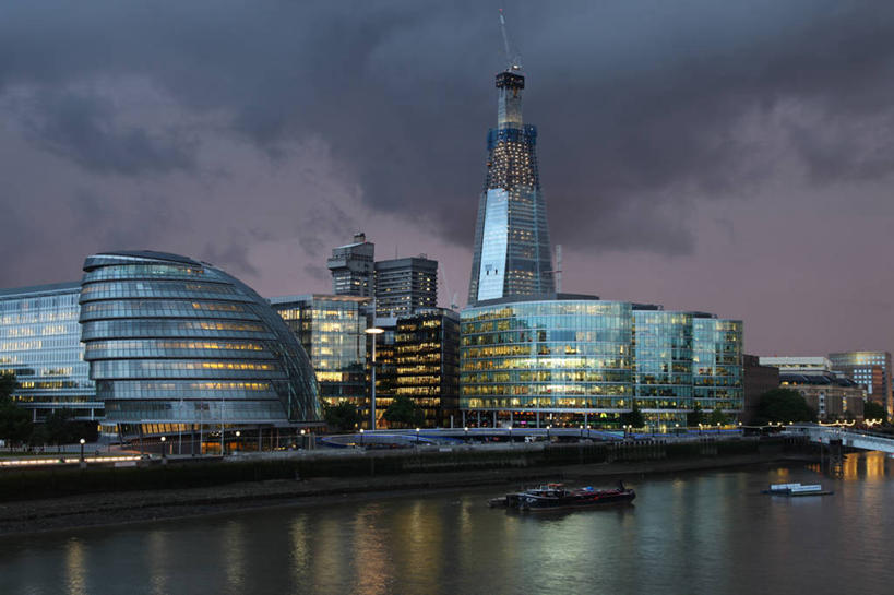 无人,工程师,建筑师,办公室,横图,室外,度假,美景,暴风雨,城市风光,城市,建筑,摩天大楼,船,英国,欧洲,钢铁,景观,乌云,云,首都,娱乐,英格兰,泰晤士河,黄昏,享受,休闲,景色,放松,摄影,军舰,市政厅,战舰,英国文化,军用战舰,战船,管理,建筑工程师,设计,彩图,画则师,图则师,则师,评估,人员,贝尔法斯特号,英国皇家贝尔法斯特号战舰,伦敦市政厅,霍朗明,诺曼.福斯特,诺曼.罗伯特.福斯特男爵阁下