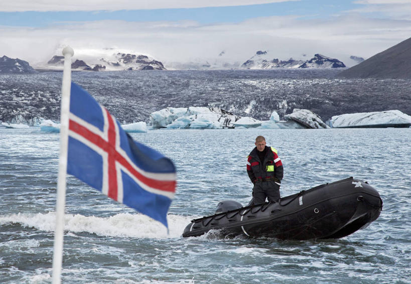 成年人,中年人,一个人,水手,横图,室外,白天,冰山,湖,船,冰岛,仅一个男性,仅一个人,仅一个中年男性,冰,摄影,瓦特纳冰原,潟湖,男人,男性,中年男性,彩图,冰岛国旗