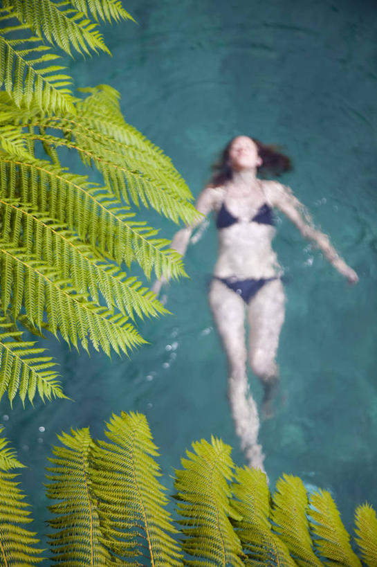 游泳,成年人,中年人,一个人,游泳池,竖图,室外,白天,比基尼,水,叶子,印度尼西亚,亚洲,仅一个女性,仅一个人,行人,游客,游人,路人,旅客,树,仅一个中年女性,摄影,东南亚,蕨类,热带气候,东亚文化,小巽他群岛,复叶,过客,女人,女性,中年女性,彩图,巴厘