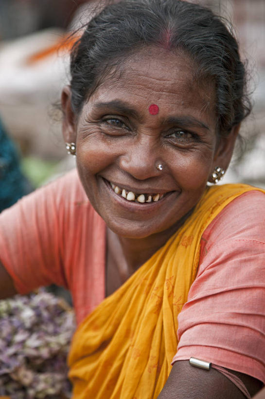 成年人,老年人,脸,头,脸颊,一个人,微笑,竖图,室外,白天,孟加拉国,印度,亚洲,仅一个女性,仅一个人,装饰,市场,肩膀,花市,饰品,仅一个中年女性,摄影,华丽,修饰,点缀,肖像,南亚,鼻钉,印度文化,衬托,美观,雅致,雅观,耳饰,孟加拉人民共和国,加尔各答,印度次大陆,老年女性,女人,女性,中年女性,印度人,头部,脸部,脸蛋,面部,彩图