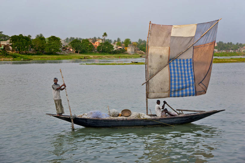 两个人,横图,室外,白天,渔业,河流,船,孟加拉国,印度,亚洲,木制,工艺品,帆,摄影,航海,南亚,鱼网,孟加拉人民共和国,印度次大陆,彩图
