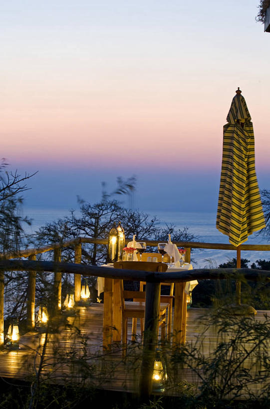 无人,竖图,室外,夜晚,晚餐,桌子,酒店,非洲,马拉维,阳伞,饮食,黄昏,摄影,国家公园,东非,马拉维湖,彩图