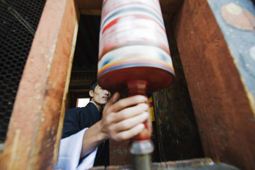 导游,横图,室外,白天,旅游,不丹,亚洲,旋转,车轮,摄影,宗教,佛教,转经筒,彩图,旅行,传统文化