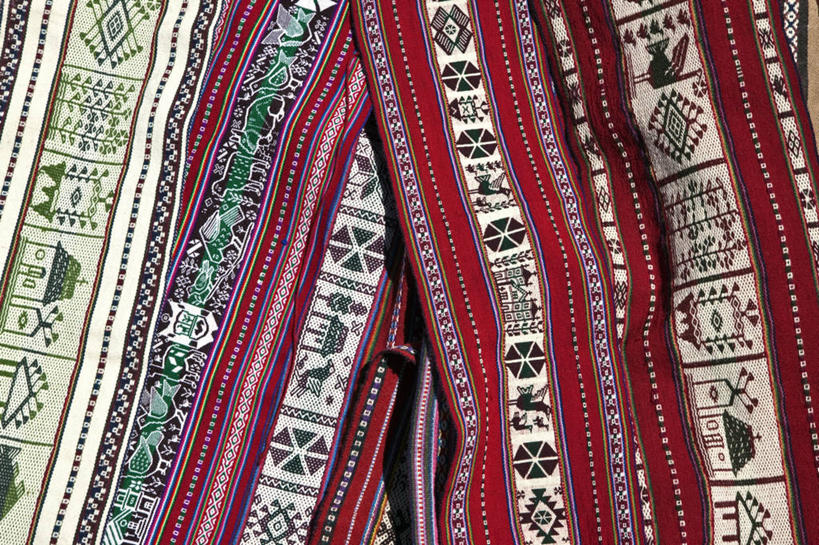 儿童,成年人,家庭,横图,彩色,火车,野生动物,刺绣,秘鲁,骆驼,动物,南美,可爱,摄影,活泼,五颜六色,羊毛,色彩斑斓,拉丁美洲,羊驼,五彩缤纷,客车,沙漠之舟,五彩斑斓,驼羊,美洲驼,五光十色,女孩,女人,绵羊,彩图,传统服装,旅行,传统文化