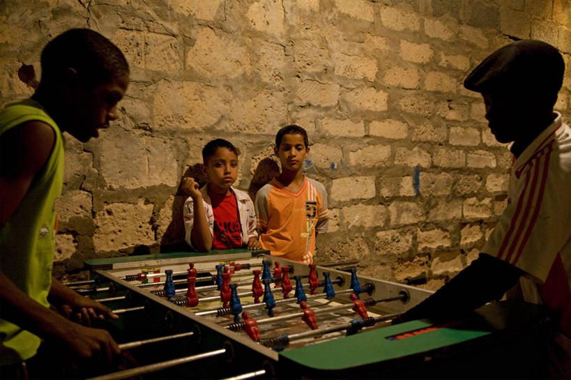 儿童,横图,夜晚,足球,城市,街道,非洲,利比亚,首都,摄影,地中海文化,北非,桌上足球,足球运动,男孩,女孩,彩图