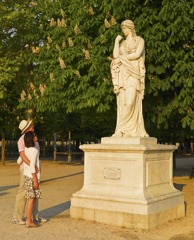 成年人,老年人,两个人,站,竖图,室外,白天,侧面,旅游,日光,法国,巴黎,行人,游客,游人,雕像,首都,浪漫,路人,旅客,思考,表,摄影,园林,法国文化,杜乐丽花园,过客,老年男性,老年女性,拥抱,彩图,爱