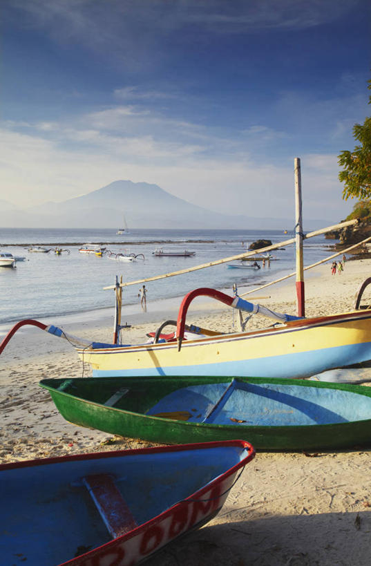 划艇,无人,竖图,室外,白天,旅游,度假,海洋,火山,美景,山,水,船,印度尼西亚,沙子,地形,海岸线,景观,山顶,海湾,娱乐,风景,自然,交通工具,享受,休闲,景色,放松,运输,摄影,宁静,部分,热带气候,自然风光,载具,海滩,活火山,彩图,旅行,传统文化,阿贡火山,巴厘