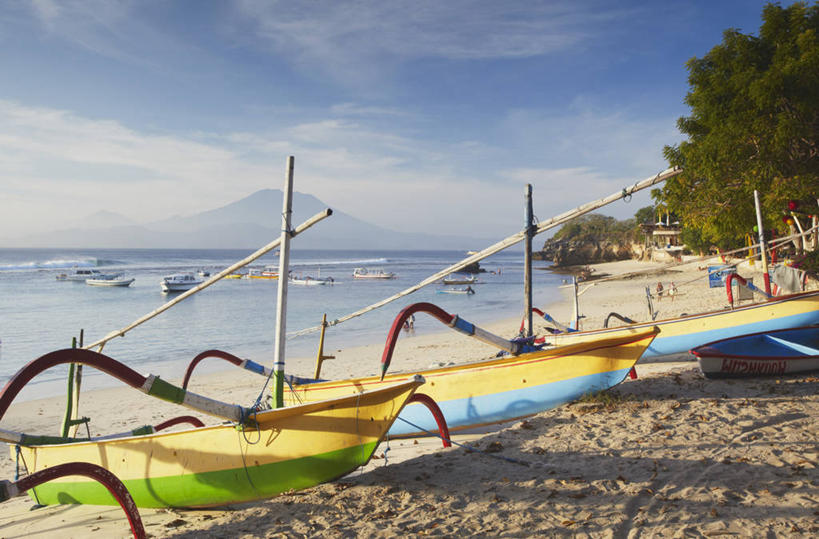 划艇,无人,横图,室外,白天,旅游,度假,海洋,火山,美景,山,水,船,印度尼西亚,沙子,地形,海岸线,景观,山顶,海湾,娱乐,风景,自然,交通工具,享受,休闲,景色,放松,运输,摄影,宁静,热带气候,自然风光,载具,海滩,活火山,彩图,旅行,传统文化,阿贡火山,巴厘