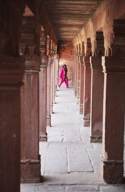 成年人,一个人,竖图,室内,白天,建筑,印度,亚洲,柱子,废墟,摄影,阿格拉,北方邦,印度次大陆,女人,步行,彩图,胜利之城,传统文化