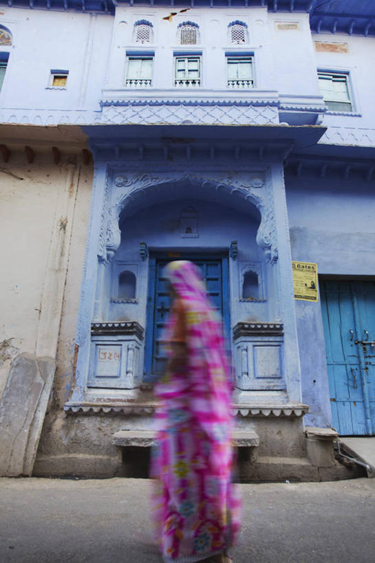 成年人,一个人,竖图,室外,白天,侧面,运动模糊,城市,建筑,街道,印度,亚洲,仅一个女性,房屋,古城,门口,蓝色,摄影,拉贾斯坦邦,印度次大陆,女人,步行,彩图,本迪,传统文化,巷