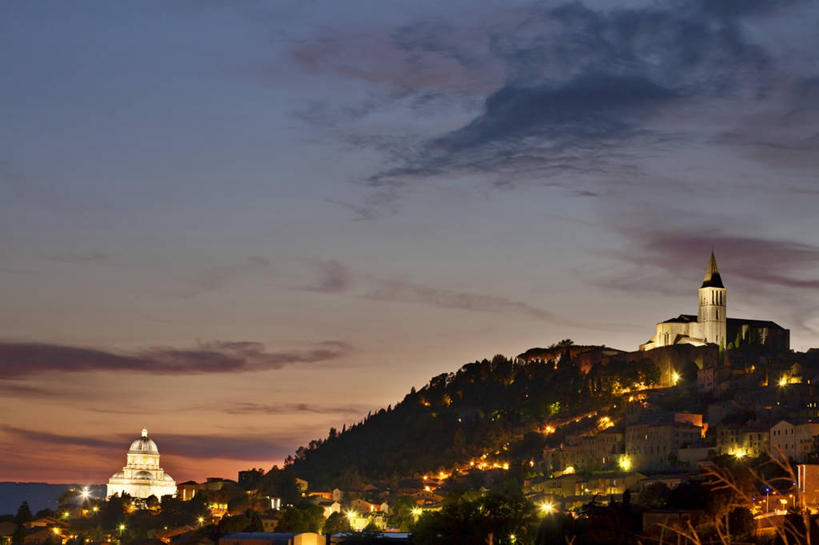 无人,教堂,横图,室外,夜晚,留白,山,天际线,建筑,意大利,欧洲,乡村,城镇,黎明,文艺复兴,黄昏,摄影,电灯,圆顶建筑,翁布里亚大区,佩鲁贾,彩图,托迪