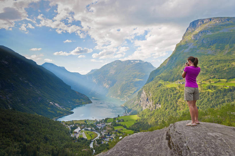 成年人,中年人,老年人,一个人,横图,俯视,室外,白天,美景,山脉,相机,挪威,欧洲,仅一个女性,仅一个人,景观,城镇,山谷,背面,自然,仅一个中年女性,景色,摄影,西欧,斯堪的纳维亚,自然风光,北欧,盖伦格峡湾,老年女性,女人,女性,中年女性,岩石,彩图,高角度拍摄