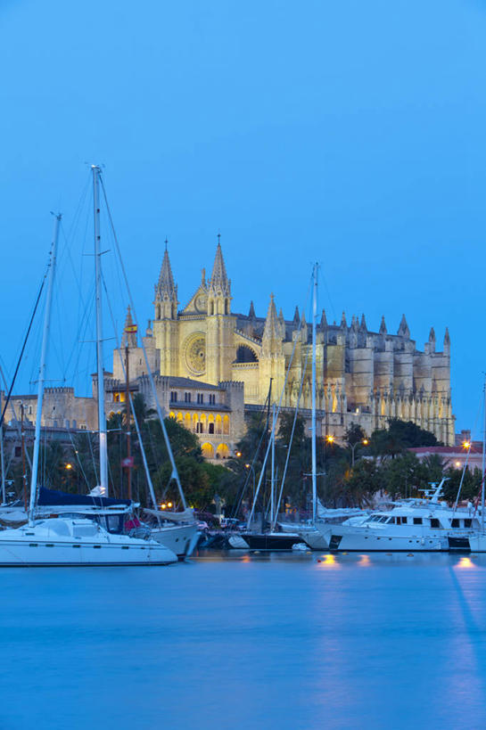 无人,竖图,室外,海洋,建筑,船,西班牙,黄昏,地标建筑,摄影,照亮,万里无云,帕尔马,帕尔马大教堂,马略卡,彩图,旅行,大教堂