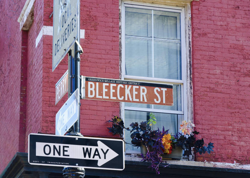 无人,横图,室外,白天,窗户,城市,指示牌,纽约,美国,标志,文字,曼哈顿,方向,标识,砖墙,箭头,摄影,指向,交通标志,纽约州,簇,格林威治村,方向标,彩图