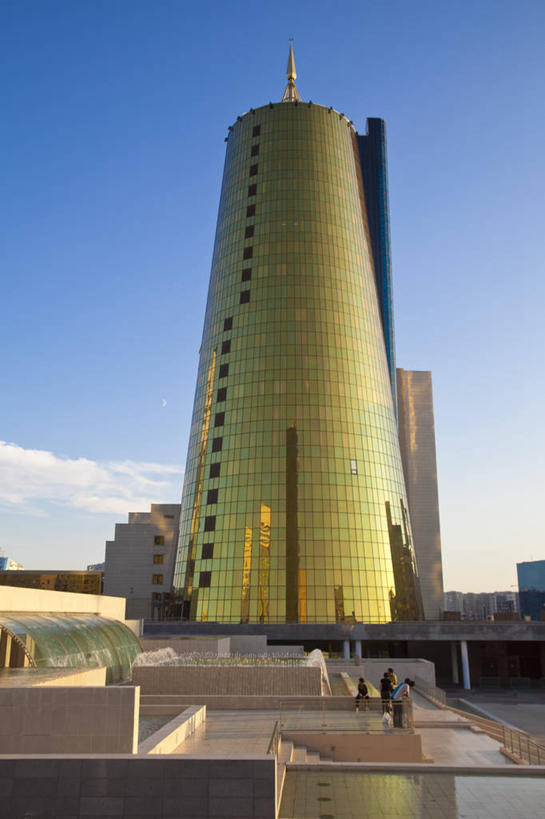 竖图,室外,白天,城市,建筑,日光,哈萨克斯坦,首都,现代,摄影,万里无云,金融区,彩图