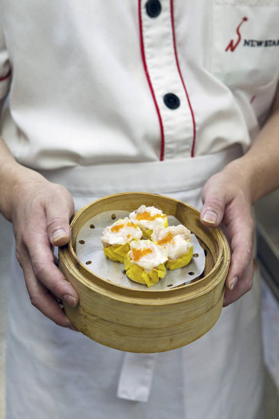 点心,手,一个人,竖图,特写,白天,香港,准备,围裙,拿着,饮食,人体,摄影,部分,中国文化,出示,主厨,彩图