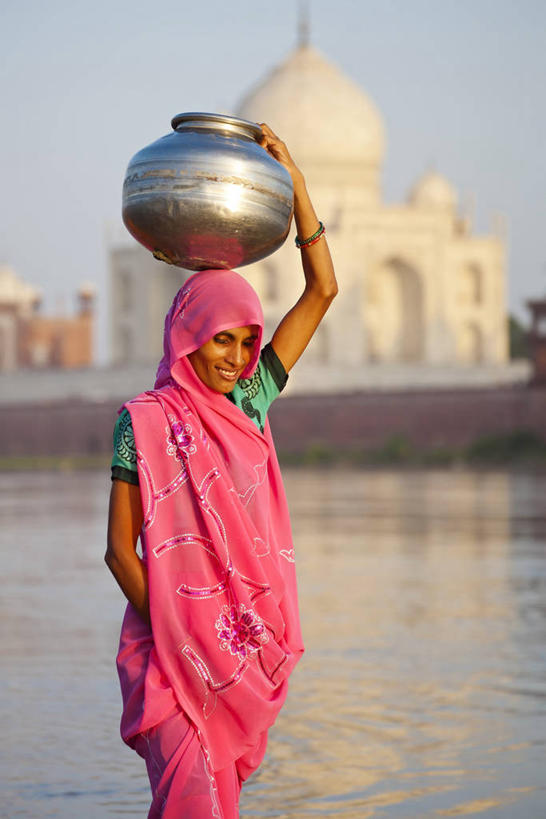 成年人,老年人,一个人,微笑,竖图,室外,白天,正面,建筑,花瓶,泰姬陵,印度,亚洲,仅一个女性,仅一个人,头巾,头饰,宏伟,白色,发饰,地标建筑,仅一个中年女性,头顶,摄影,陵墓,圆顶建筑,肖像,南亚,印度文化,纱丽,阿格拉,印度教,印度共和国,北方邦,亚穆纳河,老年女性,女人,女性,中年女性,彩图,传统服装,传统文化