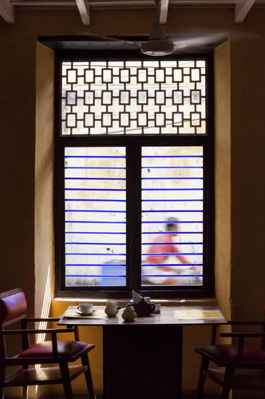 竖图,室内,白天,窗户,桌子,椅子,印度,杯,摄影,印度文化,喀拉拉邦,彩图,咖啡馆