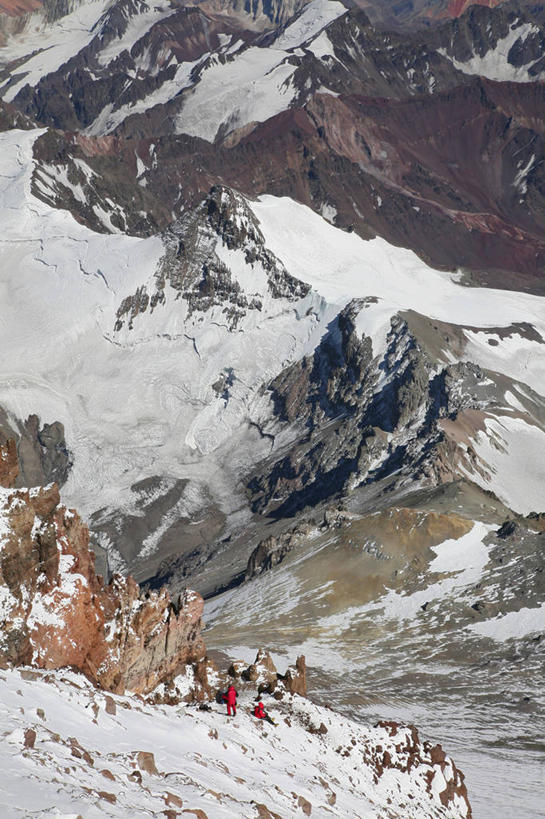 两个人,竖图,俯视,室外,白天,留白,运动,山,山脉,雪,雪山,阿根廷,朦胧,模糊,地形,极限运动,风景,摄影,拉丁美洲,挑战,阿空加瓜山,安地斯山脉,门多萨省,冒险,休闲活动,爬山,彩图,高角度拍摄,阿空加瓜省立公园,对焦