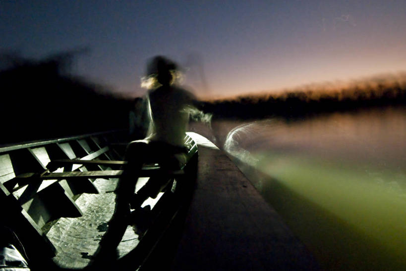 西方人,一个人,横图,室外,留白,运动模糊,长时间曝光,运动,湖,日落,水,欧洲,秘鲁,欧洲人,朦胧,模糊,黄昏,南美,运输,摄影,独木舟,剪影,逆光,冒险,白种人,年轻人,休闲活动,彩图,亚马逊雨林,对焦