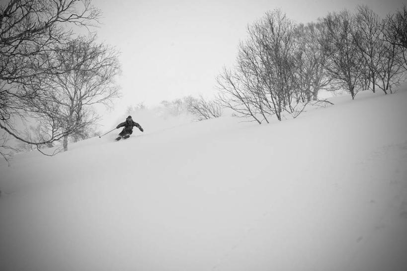 一个人,横图,黑白,室外,白天,留白,仰视,运动,山,雪,北海道,日本,朦胧,模糊,冬天,摄影,滑雪运动,休闲活动,低角度拍摄,对焦