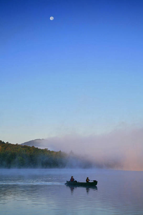 划船,儿童,少年,一个人,两个人,竖图,室外,白天,留白,纯洁,运动,湖,水,雾,船,美国,仅一个男性,仅一个人,木船,仅一个年轻男性,小孩,交通工具,可爱,童年,童趣,摄影,舟,载具,独木舟,剪影,逆光,童真,烂漫,无邪,纽约州,阿迪朗达克州立公园,州立公园,独木船,荡舟,冒险,天真,男孩,男人,男性,年轻男性,孩子,休闲活动,半身,彩图,旅行,对焦