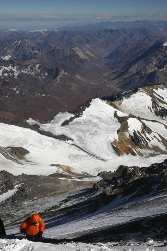一个人,竖图,俯视,室外,白天,留白,运动,山,山脉,雪,雪山,阿根廷,朦胧,模糊,地形,极限运动,风景,摄影,拉丁美洲,挑战,阿空加瓜山,安地斯山脉,门多萨省,冒险,休闲活动,爬山,彩图,高角度拍摄,阿空加瓜省立公园,对焦