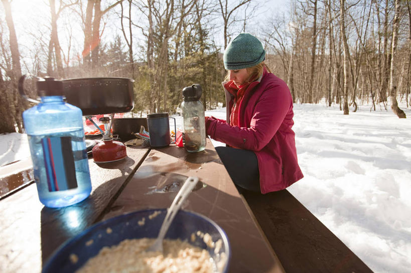 西方人,成年人,一个人,坐,横图,室外,白天,侧面,早餐,雪,桌子,欧洲,美国,欧洲人,仅一个年轻女性,仅一个女性,仅一个人,冬天,饮食,寒冷,摄影,北美,北美洲,早晨,美洲,自由之州,阿肯色州,新罕布什尔州,北亚美利加洲,亚美利加洲,阿肯色,机会之地,自然州,新罕布什尔,新罕布夏州,花岗岩州,花冈岩之州,滑雪之州,新英格兰,纽英仑,年轻女性,女人,女性,白种人,年轻人,彩图,美利坚合众国,对焦,康韦县