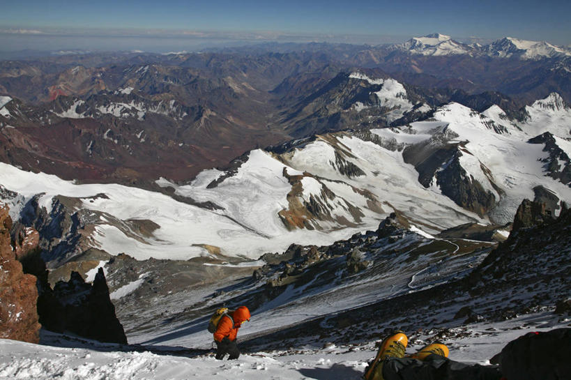 腿,两个人,横图,俯视,室外,白天,留白,运动,山,山脉,雪,雪山,阿根廷,地形,极限运动,风景,摄影,部分,拉丁美洲,挑战,四肢,阿空加瓜山,安地斯山脉,门多萨省,冒险,休闲活动,爬山,彩图,高角度拍摄,阿空加瓜省立公园,对焦