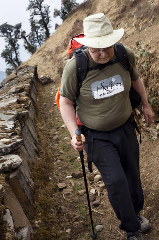 成年人,一个人,竖图,室外,白天,旅游,度假,探险,帽子,尼泊尔,仅一个男性,冬天,娱乐,享受,休闲,放松,寒冷,摄影,登山杖,冒险,男人,休闲活动,彩图