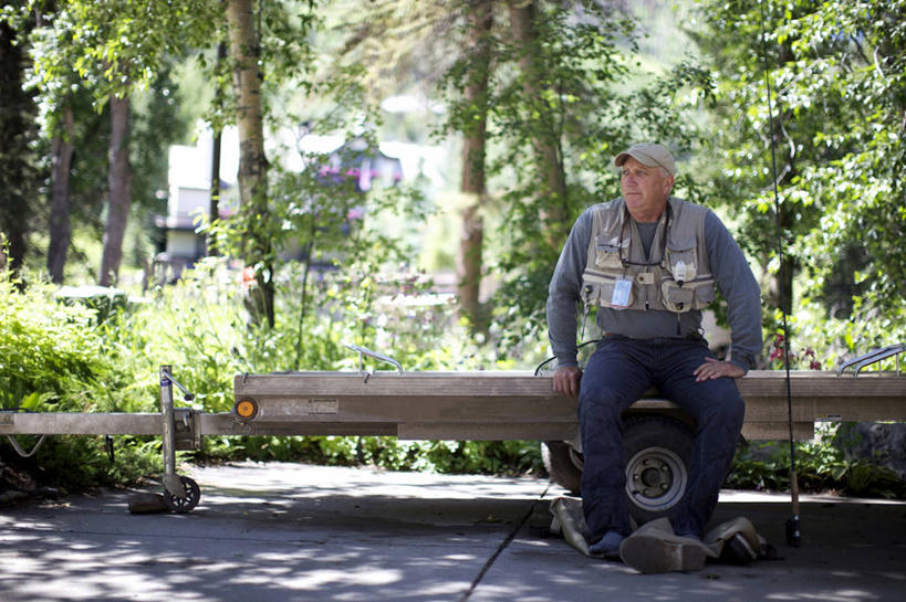 西方人,成年人,中年人,老年人,一个人,坐,横图,室外,白天,汽车,帽子,欧洲,美国,欧洲人,仅一个男性,仅一个人,仅一个中年男性,车,树,交通工具,轿车,摄影,载具,露营,野营,房车,科罗拉多州,宿营,露营车,范尔,老年男性,男人,男性,中年男性,白种人,彩图,钓鱼,拖挂式房车