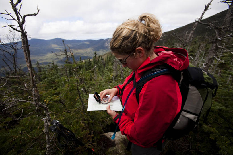 成年人,一个人,横图,室外,白天,锻炼,旅游,度假,探险,山,地图,美国,仅一个年轻女性,仅一个女性,仅一个人,方向,娱乐,享受,休闲,放松,活力,摄影,指导,罗盘,北美,北美洲,美洲,背包客,新罕布什尔州,北亚美利加洲,亚美利加洲,新罕布什尔,新罕布夏州,花岗岩州,花冈岩之州,滑雪之州,新英格兰,白山山脉,纽英仑,冒险,年轻女性,女人,女性,年轻人,休闲活动,彩图,美利坚合众国