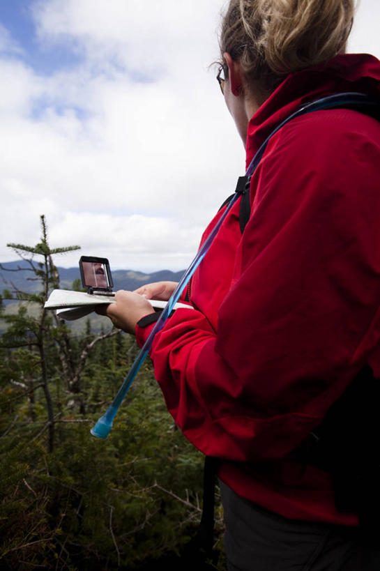 成年人,一个人,竖图,室外,白天,锻炼,旅游,度假,探险,地图,美国,仅一个年轻女性,仅一个女性,仅一个人,方向,娱乐,背面,享受,休闲,放松,活力,摄影,指导,罗盘,北美,北美洲,美洲,新罕布什尔州,北亚美利加洲,亚美利加洲,新罕布什尔,新罕布夏州,花岗岩州,花冈岩之州,滑雪之州,新英格兰,白山山脉,纽英仑,冒险,年轻女性,女人,女性,年轻人,休闲活动,彩图,美利坚合众国