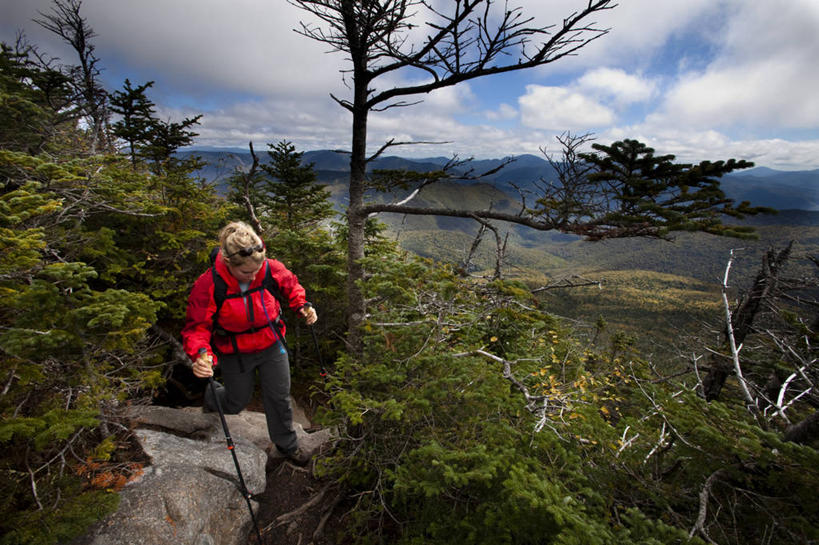 成年人,一个人,横图,俯视,室外,白天,锻炼,旅游,度假,探险,山,山脉,美国,仅一个年轻女性,仅一个女性,仅一个人,娱乐,享受,休闲,放松,活力,摄影,北美,北美洲,美洲,新罕布什尔州,登山杖,北亚美利加洲,亚美利加洲,新罕布什尔,新罕布夏州,花岗岩州,花冈岩之州,滑雪之州,新英格兰,白山山脉,纽英仑,冒险,年轻女性,女人,女性,年轻人,休闲活动,彩图,高角度拍摄,美利坚合众国,越野行走